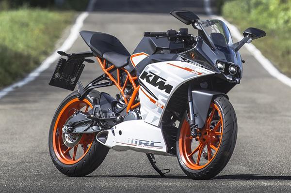 autocarindiamag's tweet photo. #KTM #RC390 launched at Rs 2.05 lakh, #RC200 at Rs 1.60 lakh; full details here  >> http://t.co/O32z0vMXWy http://t.co/nlY5wrQGBX