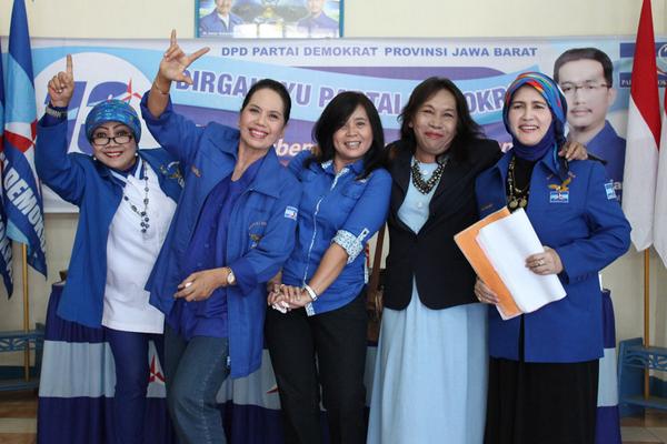DemokratJabar's tweet photo. Inilah Srikandi DPD Demokrat Jabar..selalu ceria :D @nonzkumala http://t.co/TBiPSUKInr