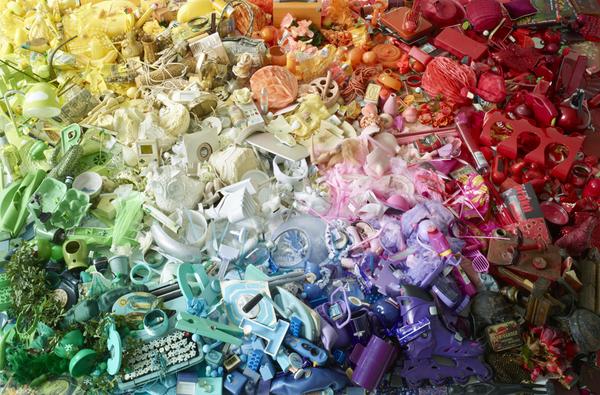 i_D's tweet image. .@DanTobinSmith meticulously arranges other people's junk according to the colour spectrum: bit.ly/1xzOkXZ