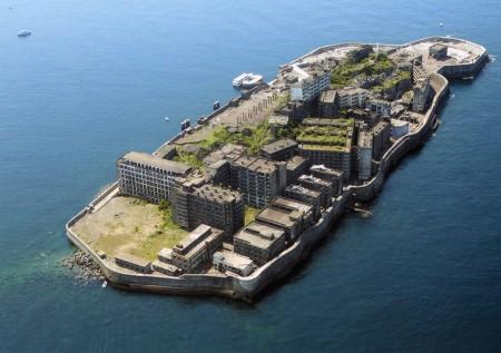 B面 B級スポット 珍スポットガイド 長崎 軍艦島 正式名は端島 海底炭鉱で栄えていたが 閉山後 島全体が廃墟と化した 島の外周を塀で囲み 日本初の鉄筋の高層アパートが立ち並ぶ外見が軍艦 土佐 に似ることから軍艦島と呼ばれる 実写版進撃