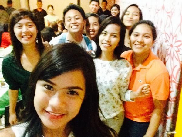 moonfIeur's tweet photo. CUTE! ❤ "@Kee_Janoyan: Groufie! ❤️😢☺️ @angeleemrfnts @MARSTELLARACAL @Katteey04 @JloGaje @DonnaCastor09 #gebbie http://t.co/qoGJrmfMHU"