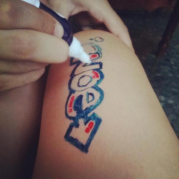 bittersweeteg's tweet photo. A @NOPLAGIADOR3S le das un pintauñas y en vez de hacerte un nailart del carajo, te hace un dibujo en la pierna #ehmsi http://t.co/PADqFd4F6x