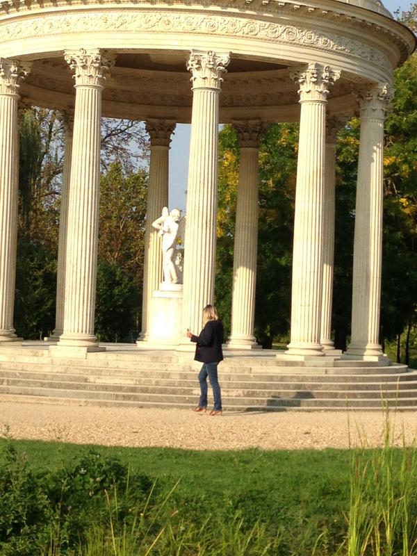 DeFeydeau's tweet photo. Tournage de #SousLesJuponsDelHistoire au Petit Trianon avec @ChristineBravo7, sur Marie-Antoinette. http://t.co/AK8yRu4b6f