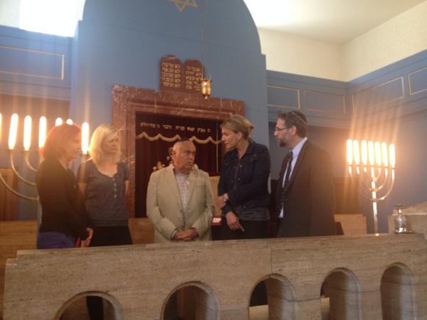 Heute ein leiser Termin am Rande des Wahlkampfs #ltwth Besuch bei jüd. Gemeinde mit <a href="/peter_simone/">Simone Peter 🌍 #Erneuerbare</a> <a href="/Astrid_RB/">AstridRothe-Beinlich</a>