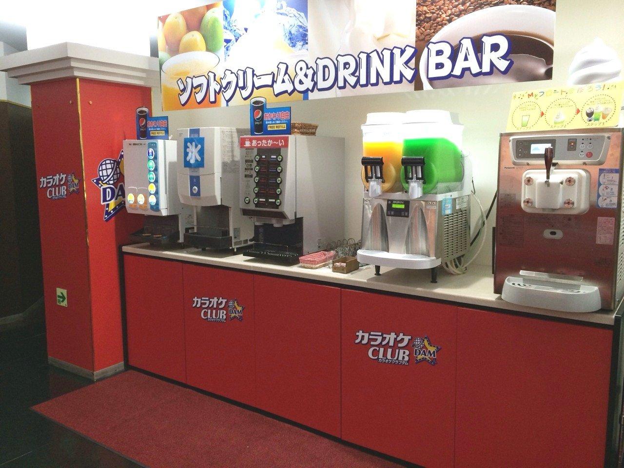 カラオケ Club Dam 熊本下通店 カラオケclubdam下通り店ではソフトクリーム フローズン付きドリンクバーだけじゃなく ポップコーンまで食べ放題 更に持ち込みok 夜のフリータイムは一人９８０円 税別 もちろんドリンクバー ポップコーン付きだよ