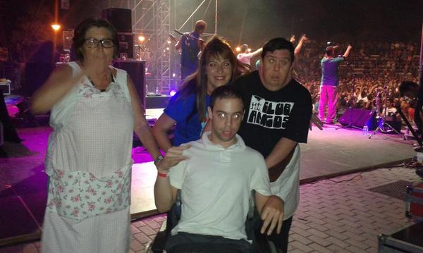Evicen33's tweet photo. @asoclubamigos @lapegatina y la nueva maricarmen con su hijo http://t.co/Ink6FrVAAv