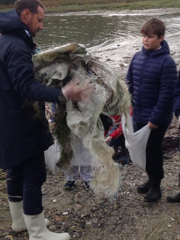 Miljødugnad på #Fylkestur. Strandrydding i Bogosen sammen med elever fra Steigenskolen. #Nordland