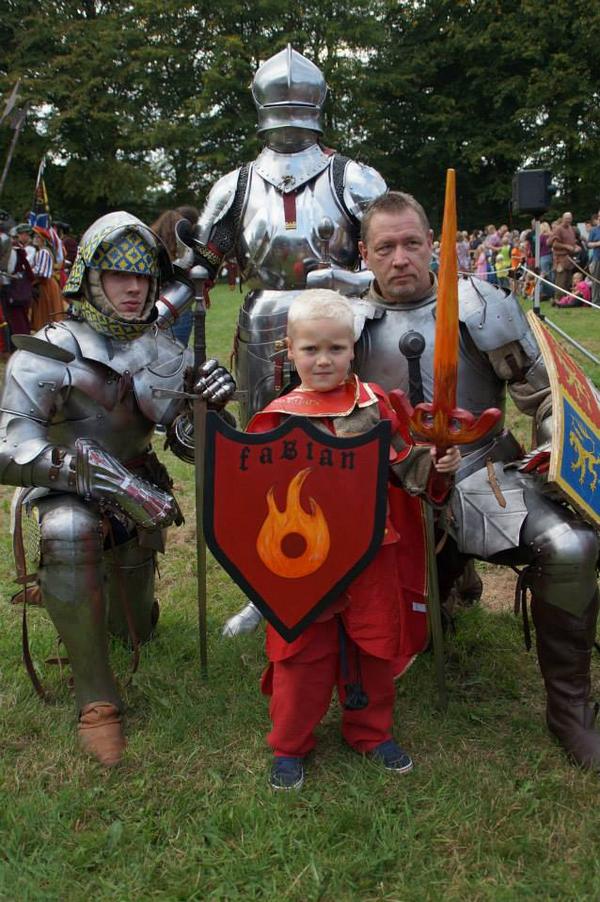 JonkvrouweM's tweet image. Dit jochie had maar 1 wens,echte ridder worden en dankzij Make a Wish en stichting @MiddeleeuwsTA gelukt!!