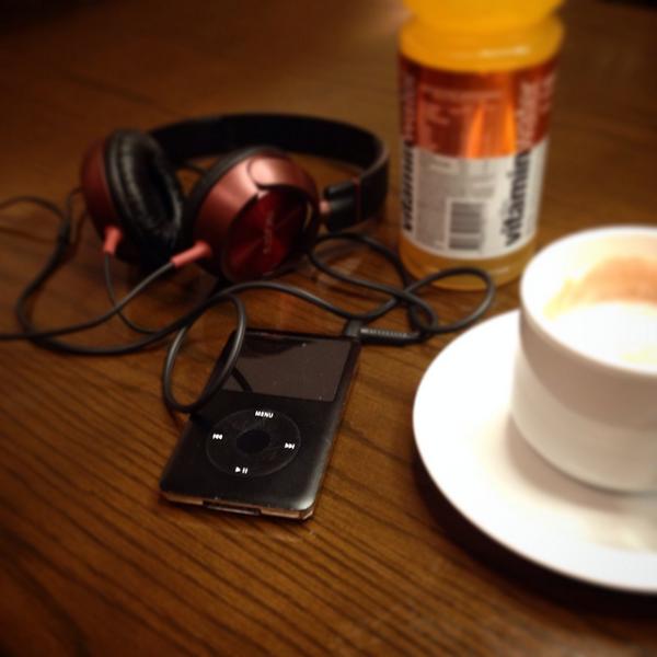 MartinBrenna's tweet photo. Nunca voy a dejar a mi viejo y fiel iPod #80gb #muchamusicaenunsololugar #vacaciones #chaumefui #ezeiza #centurion http://t.co/23ryjtzmlr
