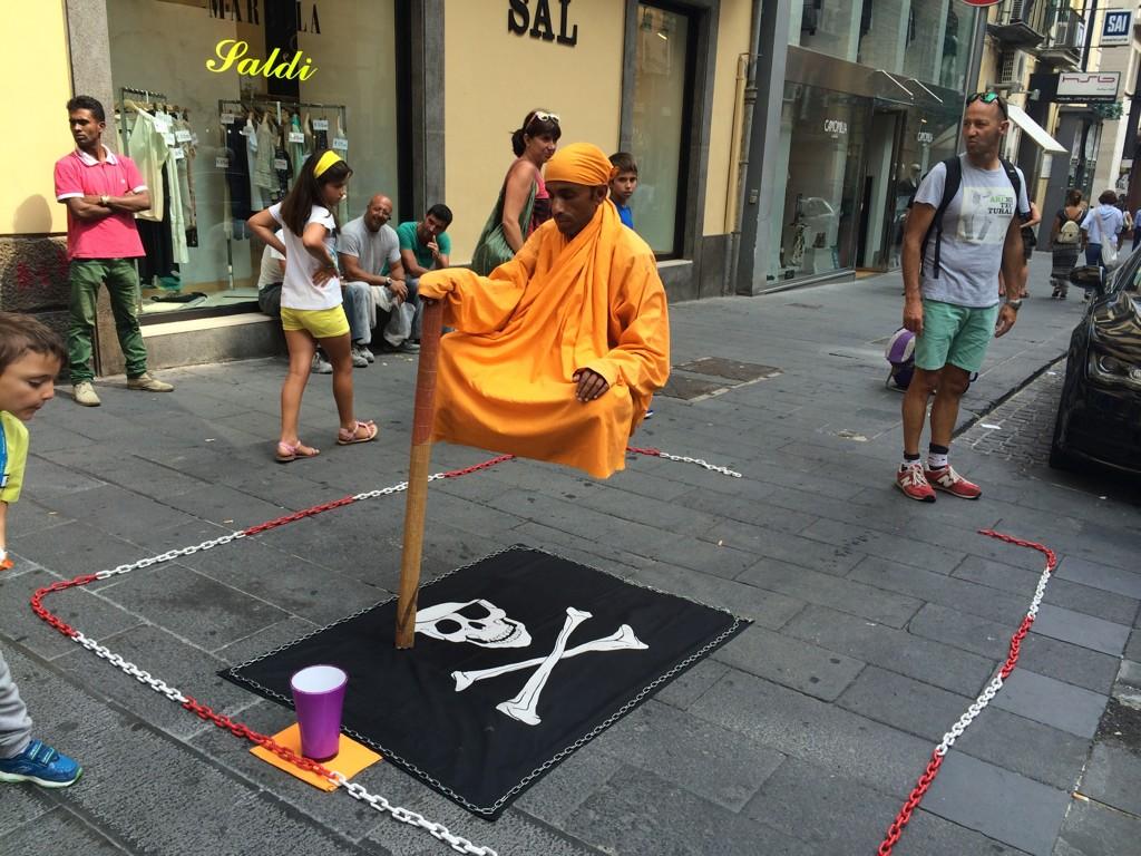 Keiichi 旅行中 今日の一芸 ナポリでも発見 空中浮遊の芸 話かけてみたところ やはりバングラデシュの人でした 2人組で約1時間で交替するそうです 関連リンク 大道芸 不思議なスタチュー 浮く銅像芸 Http T Co 8awu3dm3qu Http T Co