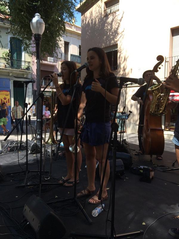 BCN_SantAndreu's tweet photo. Una delícia ! Sant Andreu jazz band presenta Jazzing a Plaça Comerç @BCN_SantAndreu @EixSantAndreu @tallerdemusics http://t.co/Ka7H7j9PeV