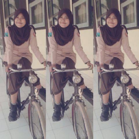 adis_triska's tweet photo. Naik Sepeda Unta :D http://t.co/XYpuH1YG7A