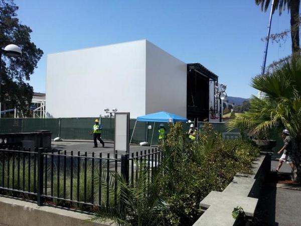 applesfera's tweet photo. Algo grande se acerca, la seguridad de Apple en el Flint Center es extrema  http://t.co/DA1AXeITPT http://t.co/31BwJ0m9md