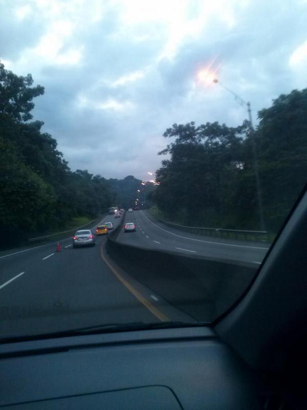 migueQ14's tweet photo. Usen el 3er carril , despues q pasan la protesta esta asi @tvntrafico @TraficologoO http://t.co/HSFH4ysagS