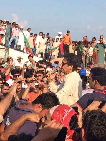 ImranKhanPTI's tweet photo. At Sialkot flood-affectees camp &amp; glad to see IKF working on the ground providing emergency food &amp; shelter http://t.co/eXGsNx9G2m