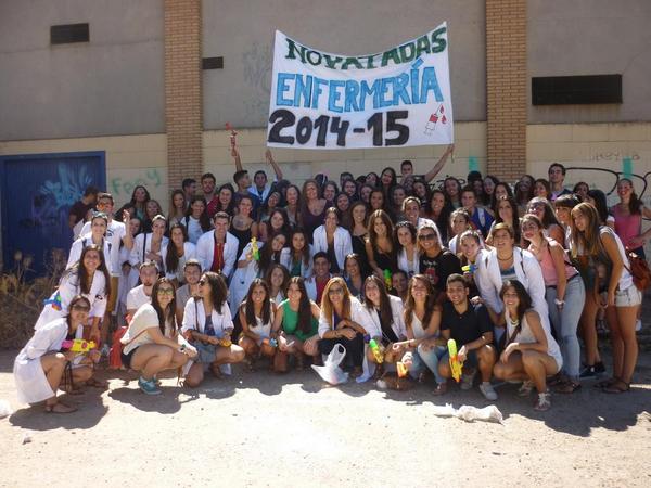 NovatadasENFba's tweet photo. “@BeitaGarcia1: Novatadas de enfermeria, ya han empezado! @NovatadasENFba http://t.co/A6PmbLGYJQ”