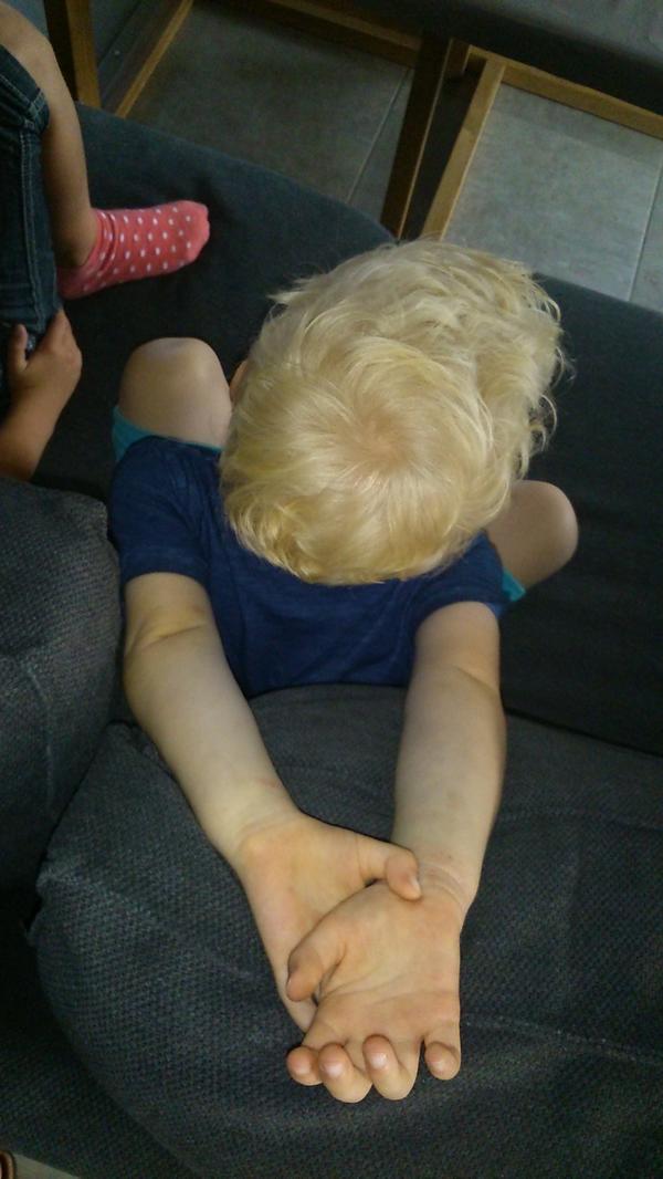 Aude_Leme's tweet image. La position idéale pour regarder la télé, apparemment ! #ElasticBoy