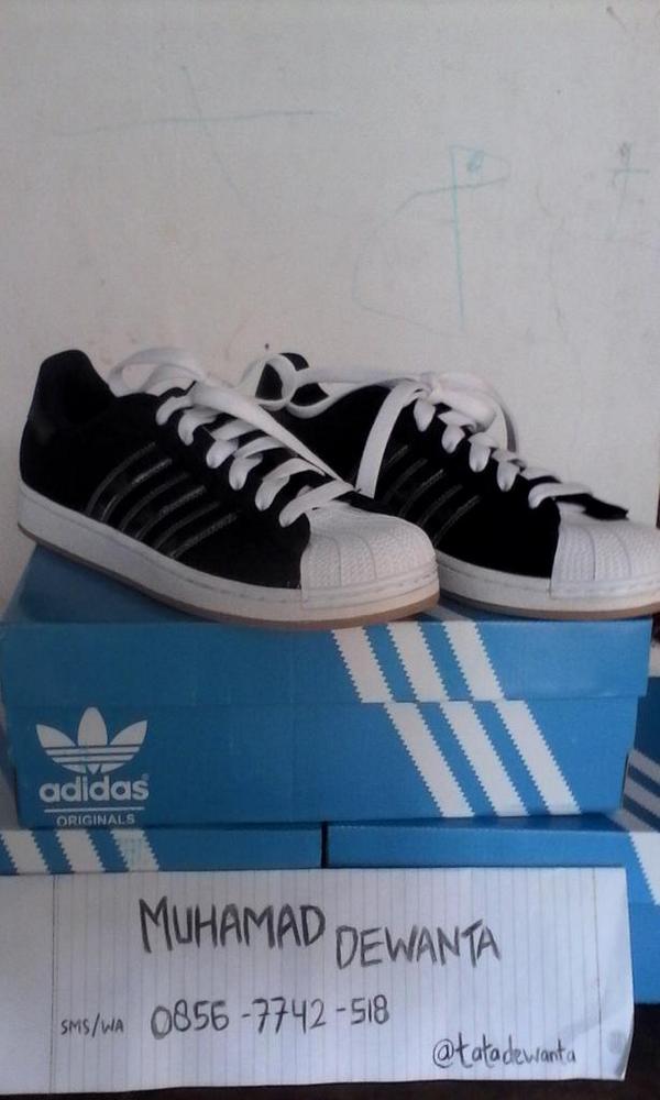 tatadewanta_sXe's tweet photo. @DjodiPrayitno @vicky_harun @RizkyGBI 
@PanduBaressi SL72 france sz 42 | Superstar blue sz 42 &amp; Black 41 1/3 murah ;) http://t.co/SVTfWBoWPb