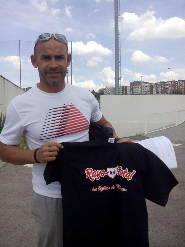 esdiariomood's tweet photo. Esto es un auténtico lujazo para nosotros, el míster Paco Jémez se fotografía con la camiseta de #RayoTotal http://t.co/mJuMpCtzyC
