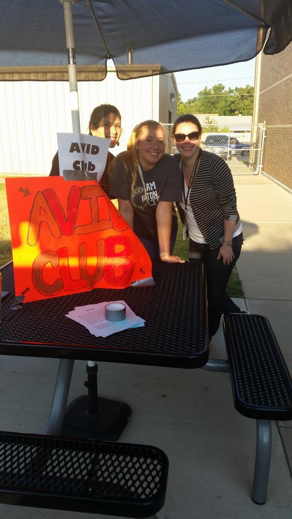 SHMS_Colts's tweet photo. Today is campus club signing day at Sam Houston!! #coltstrong #avidclub http://t.co/SpLqkiUmBw
