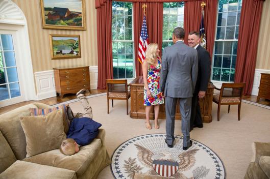 It does look comfy! RT <a href="/NYMag/">New York Magazine</a>: This little kid prefers meeting Obama's sofa to meeting Obama: nym.ag/1Auojpf ”