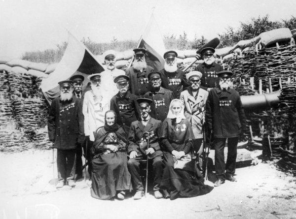 Сегодня день памяти павших при обороне Севастополя 1853 -1855 гг. На фото 1910 г. наши ветераны.