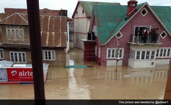 Rajammuzaffar's tweet image. #1Please pray for people including my relatives in Kashmir stuck in Flood water in Srinagar.