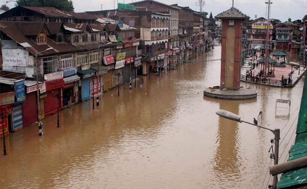 Rajammuzaffar's tweet image. #1Please pray for people including my relatives in Kashmir stuck in Flood water in Srinagar.