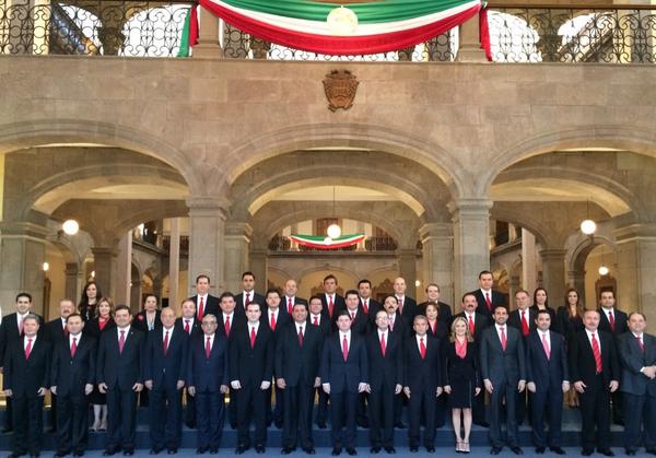 RodrigoMedina's tweet photo. Empezando el día con una reunión de trabajo con mi Gabinete Ampliado en Palacio de Gobierno. http://t.co/qFcyL1nd0y