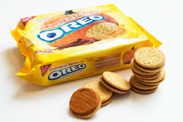 BuzzFeed's tweet photo. Pumpkin Spice Oreos are a thing http://t.co/TTLgPeY6gz http://t.co/lCFzs5q8Ih