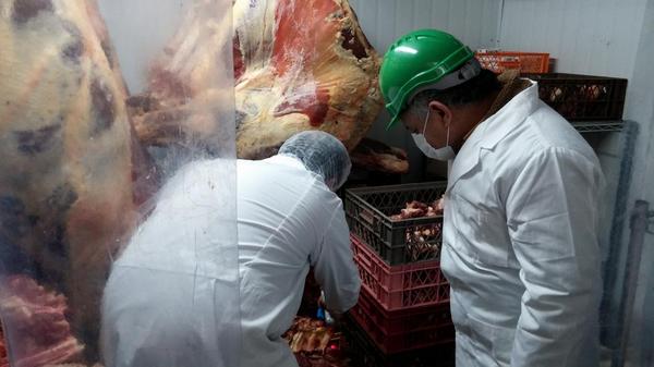 Funcionarios del SAG y de la <a href="/SeremiSalud_XI/">Seremi Salud Aysen</a> fiscalizan carnicería de #Coyhaique <a href="/MinagriAysen/">Minagri Aysén</a>