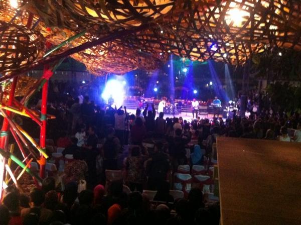 BerandaJogja's tweet photo. Dan kemeriahan plasa ngasem semakin gegap gempita @shaggydogjogja #Kukutan #FKY26 http://t.co/m5uVpSO2NN