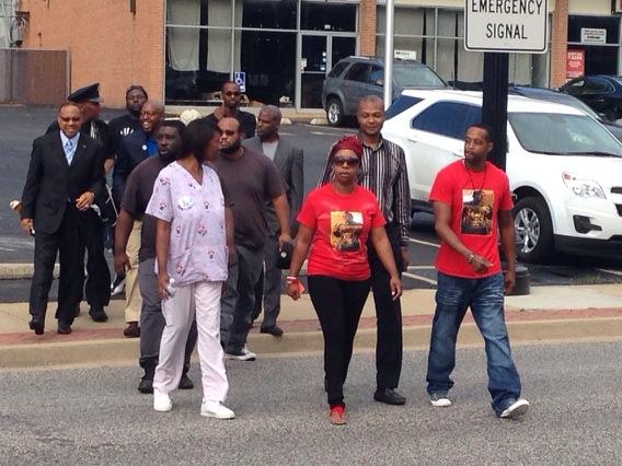 brettblumekmox's tweet photo. Parents of #MichaelBrown getting ready to address the media, urging the arrest of the officer who shot their son. http://t.co/4BWMC7VkqT