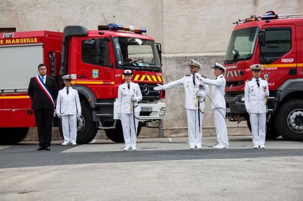 MarineNationale's tweet photo. 08/09 @villemarseille #Prisecommandement du groupement Sud par le CC Magali Blanchard #BMPM #pompiers http://t.co/czLnXjqlPS