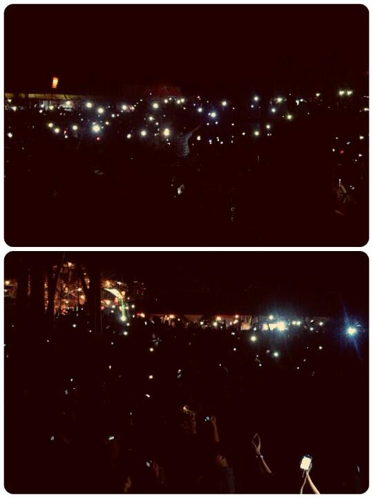 _Uun_NR's tweet photo. RT @antolele: "keluarkan gadget kalian, dan terangi kami." @shaggydogjogja, untuk Lagu Rindu. #Kukutan #FKY26~ http://t.co/2T4oJu6f5B