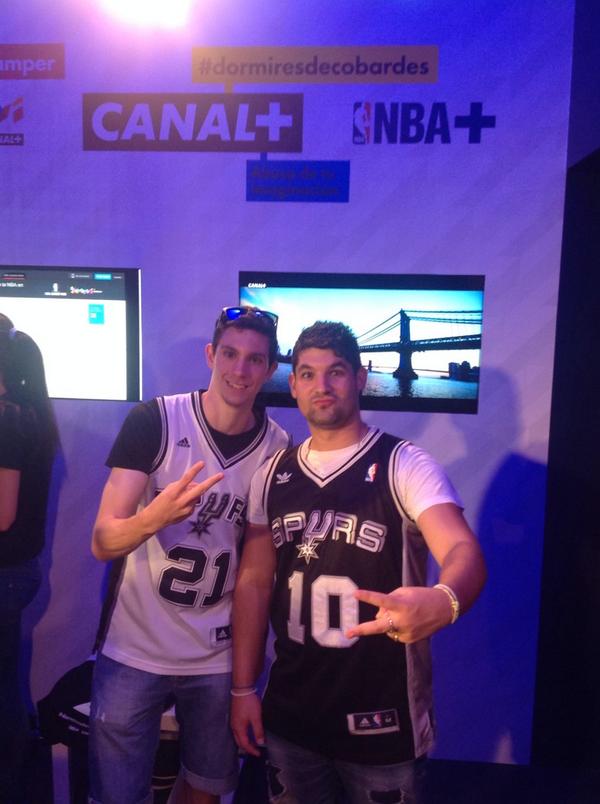MovistarNBA's tweet photo. Son los Spurs Bros @JesusAlexandreP y @toniramos9 ¿se llevarán la CAMIZETA? #NBAHouse #dormiresdecobardes http://t.co/CY7lfm8UUk