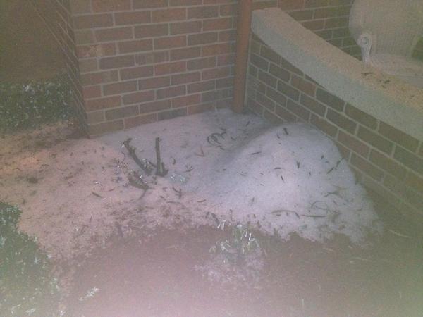 carpacsmash's tweet photo. Piles of hail #haildamage #melbourneweather   Going to be a busy Wednesday http://t.co/EItZXb59FA