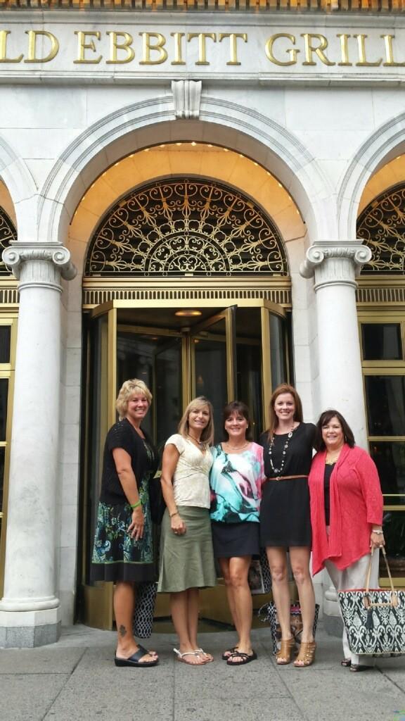 tpcbecky's tweet photo. Enjoying dinner at Old Ebbitt Grill near the White House with my @pamperedchef group #dsacaphill @Stacypchef http://t.co/8cMmgjjoc6