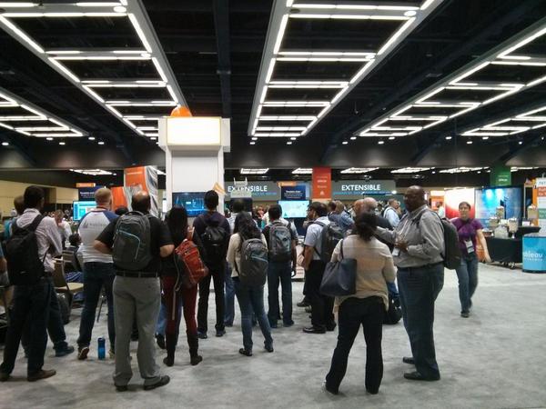 tomato1972's tweet image. Competing keynotes. @APPLEOFFIClAL on teradata booth and @tableau on the big screen. #data2014