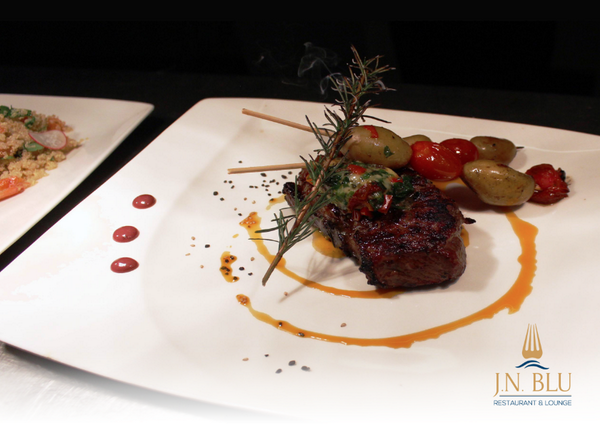 JNBluRestaurant's tweet photo. Que bien se ve nuestro Entrecote Maitre D´ Hotel, con humo de romero, para darle un sabor único... http://t.co/yQz2Bmir5Y