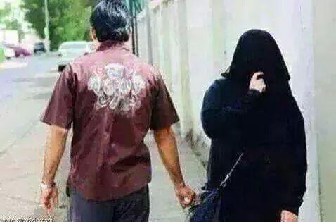 شتتوقعون شنو الي خلاه بلجنطه اني اتوقع السحاب مفتوح وسده هع