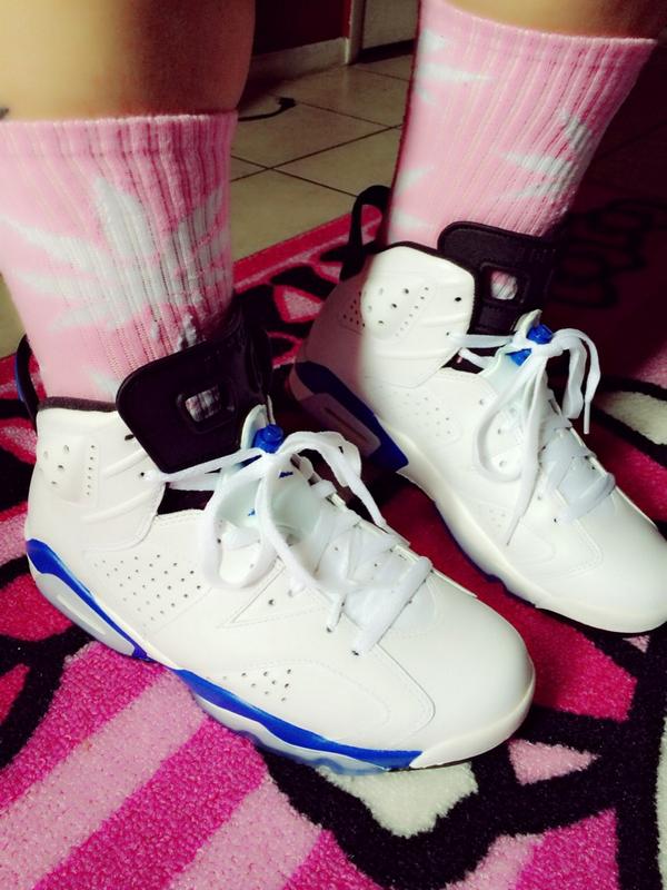 beautyisabeast5's tweet photo. #RetroBella 💙💗👟👌 #ChicksOnFire ￼🔥 http://t.co/EjgS8Me6pg