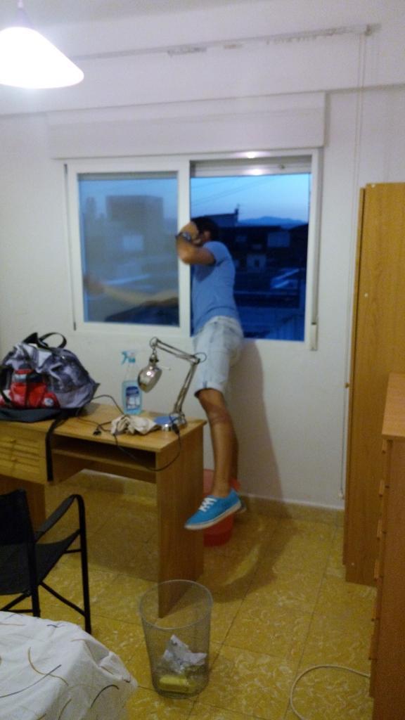 BrianBermudezL's tweet photo. @Alfredofg14 @joni019 limpiando para su nueva vida de estudiantes http://t.co/iEOonsA5gV