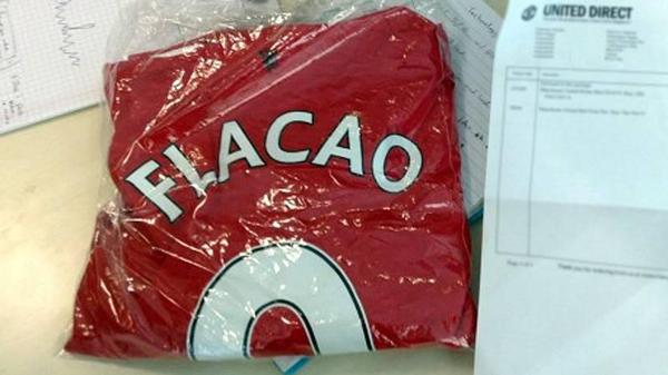 holman_107's tweet photo. @Futbolalreves ya llego mi camiseta del tigre @Falcao, momento... 😑 http://t.co/FjszWPAdWY