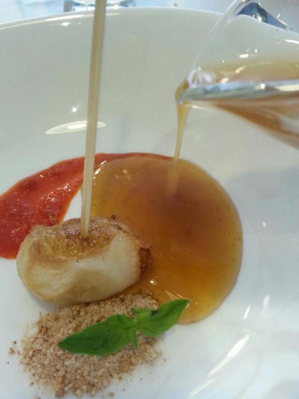 Davidlasenda's tweet photo. Cebolleta asada en tempura con sopa agripicante,  sésamo y kimchi http://t.co/KPJpplBtKc