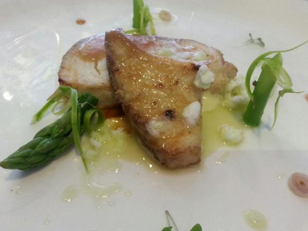 Davidlasenda's tweet photo. Cazón, ajoblanco, espárragos y rocas de pepino y limon http://t.co/3yfOplnNWz