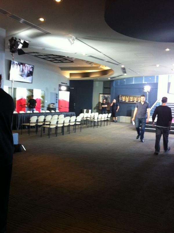 LauraFitzback's tweet photo. Préparation de la conférence de presse #iciottgat pour le lancement de la nouvelle saison! #OnSeRetrouve http://t.co/LSC5YeMz7R