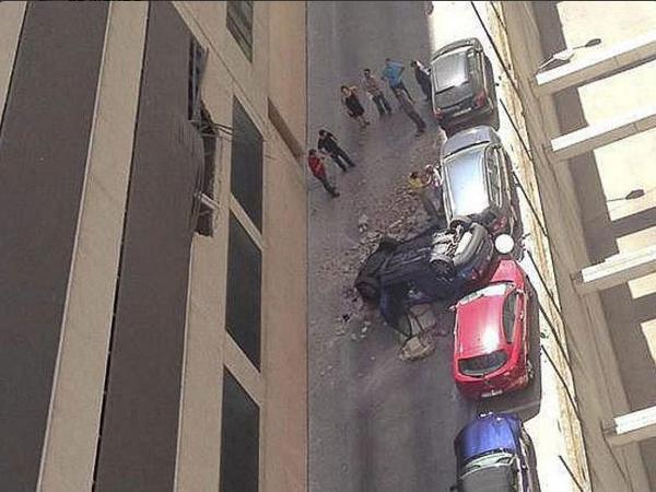 elmundoes's tweet photo. #LoMásTuiteado Cae al vacío con su coche mientras trataba de aparcar http://t.co/kQMjSe5alI  Informa Marta Belver http://t.co/QY64ZJ9Rl1