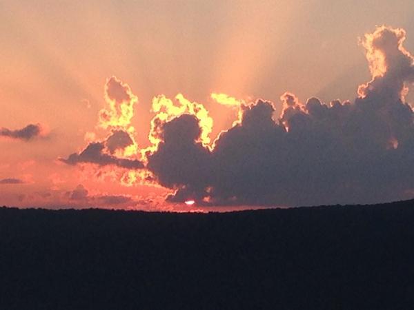 samievanson's tweet photo. Beautiful sunset with @OldManGarrett on signal mountain! @RootsRated @GumptionGear #KeepingCloseToNature http://t.co/4IqOy0RrGN