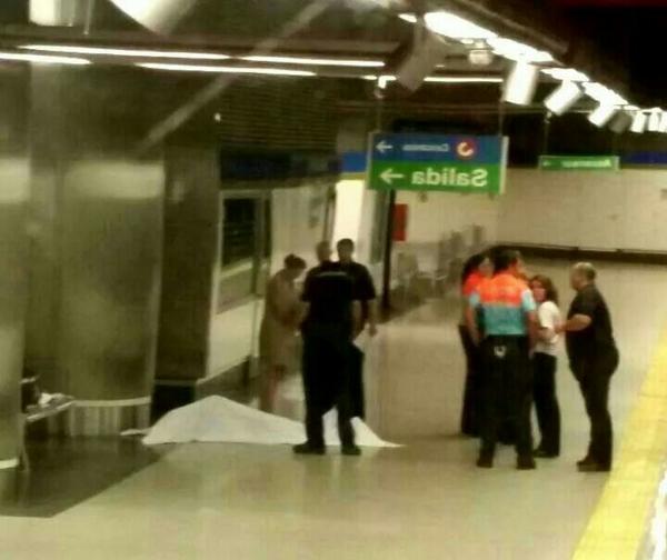 SoliObrera's tweet photo. Muere un usuario de Metro en Móstoles Central sin atención alguna. Estaciones #SinPersonal @SufridoresMetro VERGÜENZA http://t.co/mrHxkuX8eQ